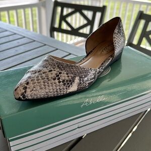 Abella Flat - Women’s size 9